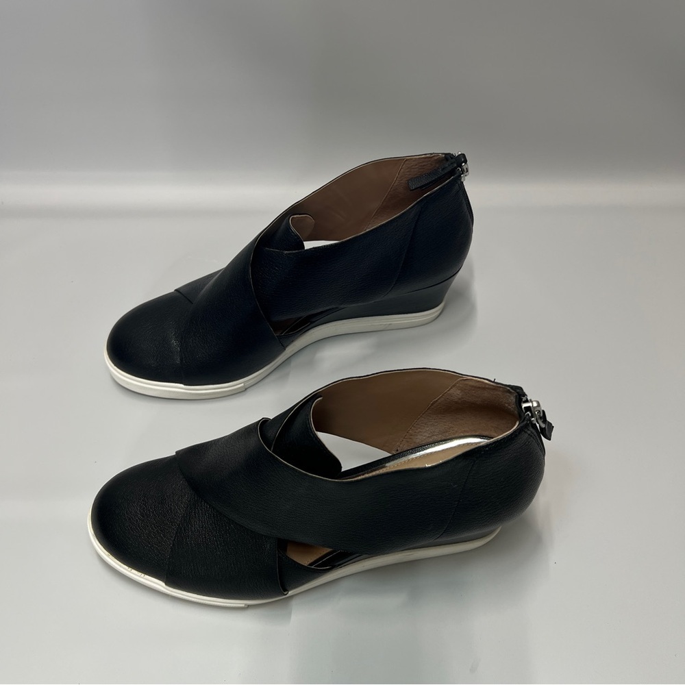L PAOLO Women’s Size 10 Black Criss Cross Leather Strap Wedge Heel Sandal